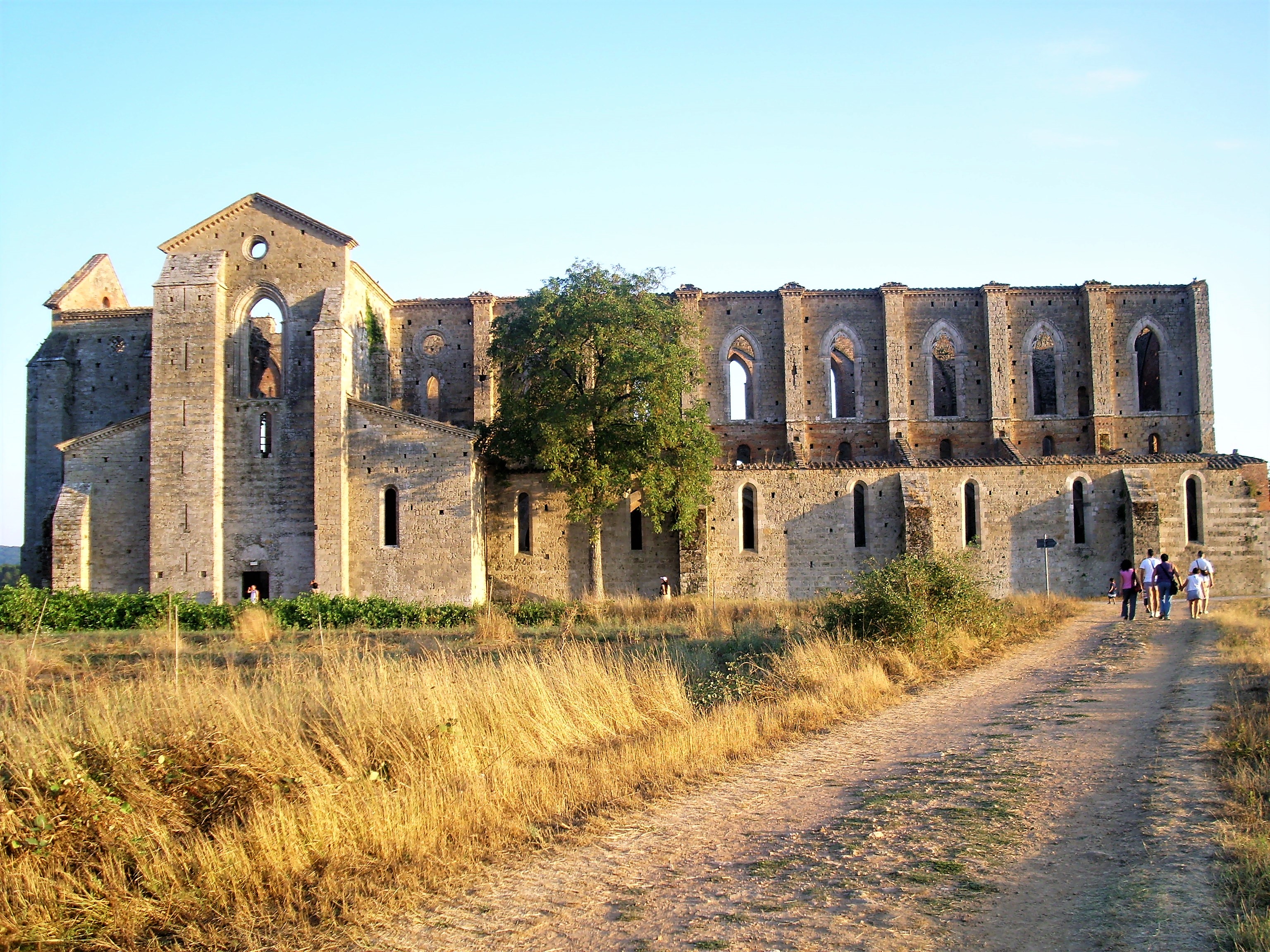 ABBAZIA DI SAN GALGANO, TRA SUGGESTIONE E LEGGENDA